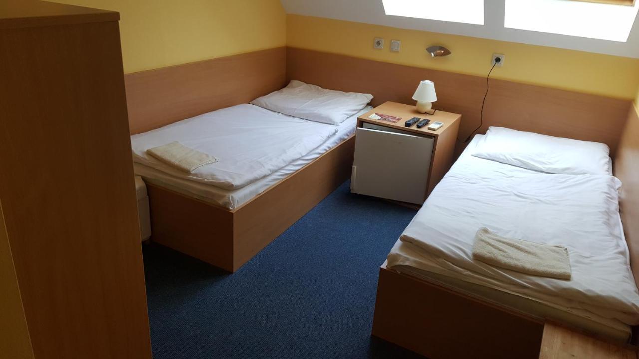 Bed and Breakfast Lehar Panzio à Komárno Extérieur photo